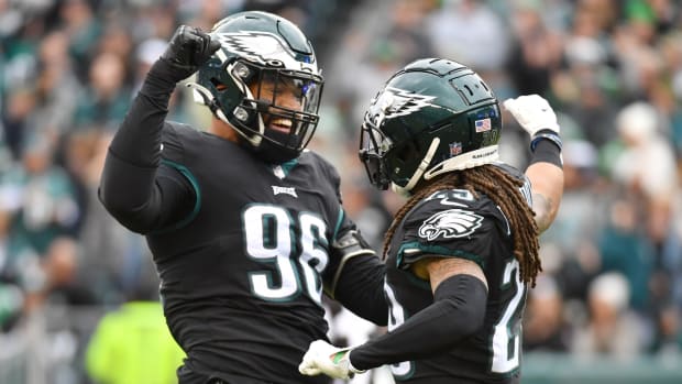 Derek Barnett celebrates a play with Avonte Maddox